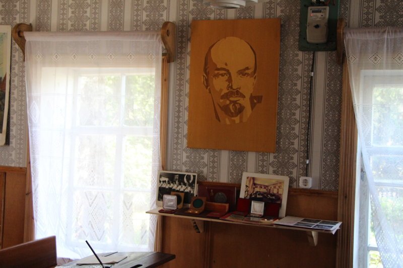 При этом никакого культа личности, даже фотографий Лукашенко нет,  только Ильич на стене