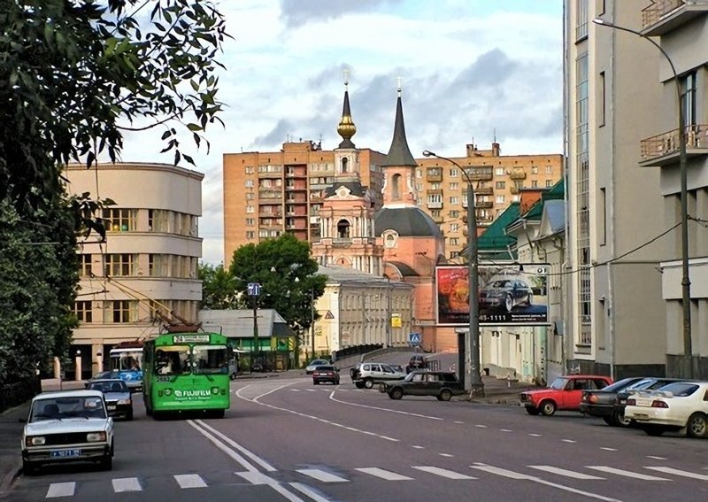 Новая Басманная улица (вид на храм святых апостолов Петра и Павла). Москва, 2005, ЦАО