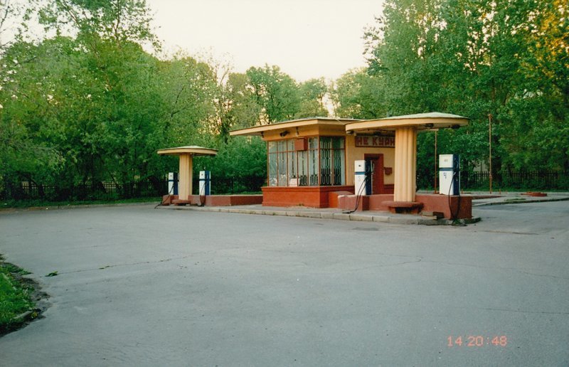 Автозаправка на Волхонке. Москва, 2000, ЦАО
