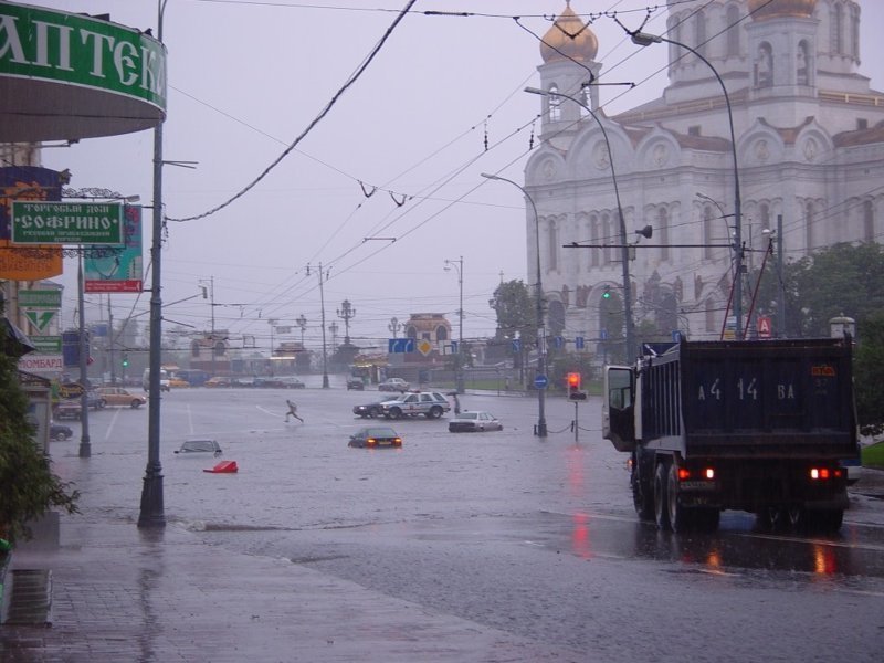 Последствия ливня в Москве. Москва, 2004, ЦАО