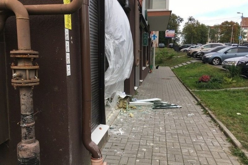 В Калининграде автомобиль протаранил дверь и заехал в детский учебный центр
