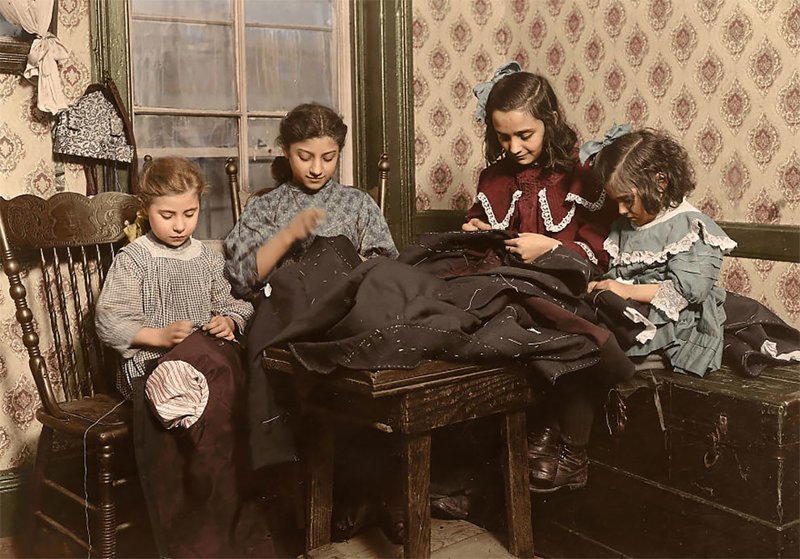 Работницы мастерской по ремонту и пошиву одежды: Катрина де Като (6 лет), Франко Брезу (11 лет), Мария Аттрео (12 лет) и ее сестра Матти Аттрео (5 лет), Нью-Йорк, 26 января 1910 г.