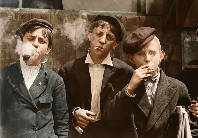 Раймонд Клозе (в центре), 13 лет, продавец газет, Сент-Луис, Миссури, 1910 г.