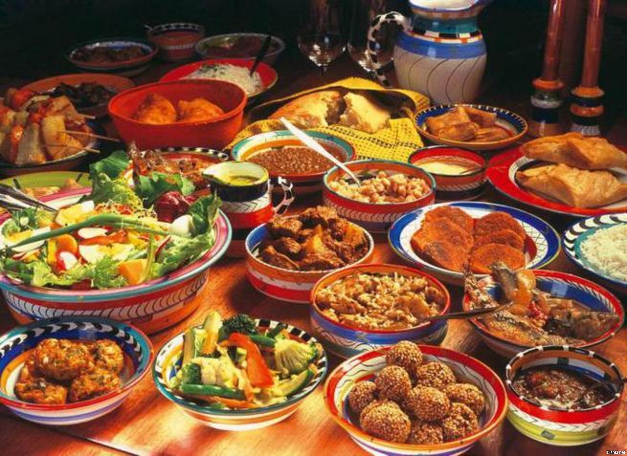 Разная культура питания. Стол с едой. Богатый стол. Блюда на столе. Стол с блюдами русской кухни.