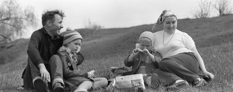 Василий Шукшин с супругой и дочерьми во время загородной прогулки. 1974 год