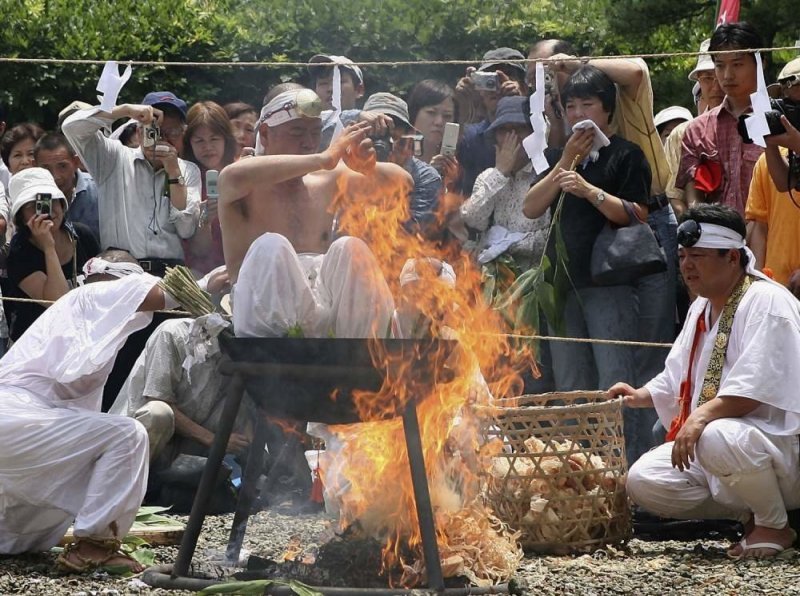 Монахи на ежегодном фестивале огня в Японии