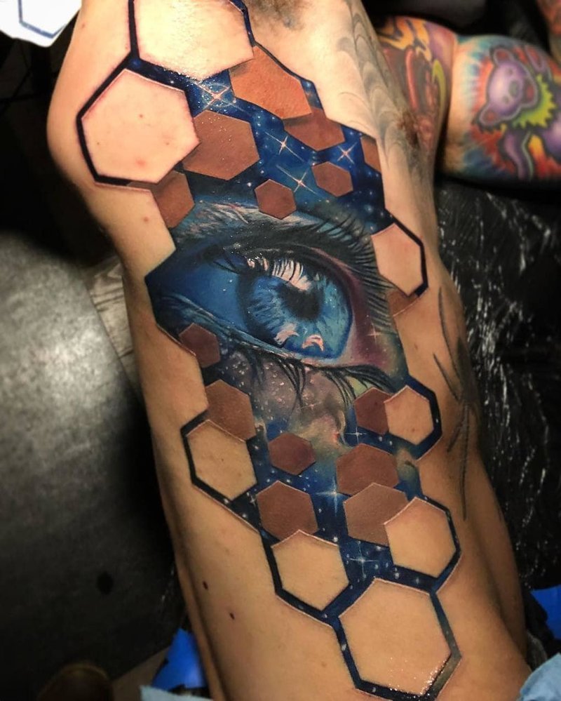 Тату-мастер создаёт трёхмерные татуировки, которые показывают фантастические миры, скрывающиеся под кожей