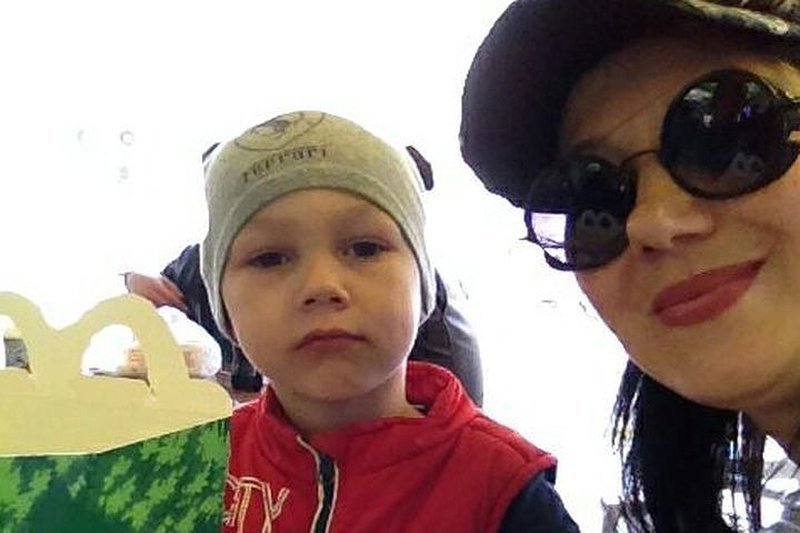 Маленький герой: в Новосибирске 5-летний мальчик спас маму, у которой случился приступ