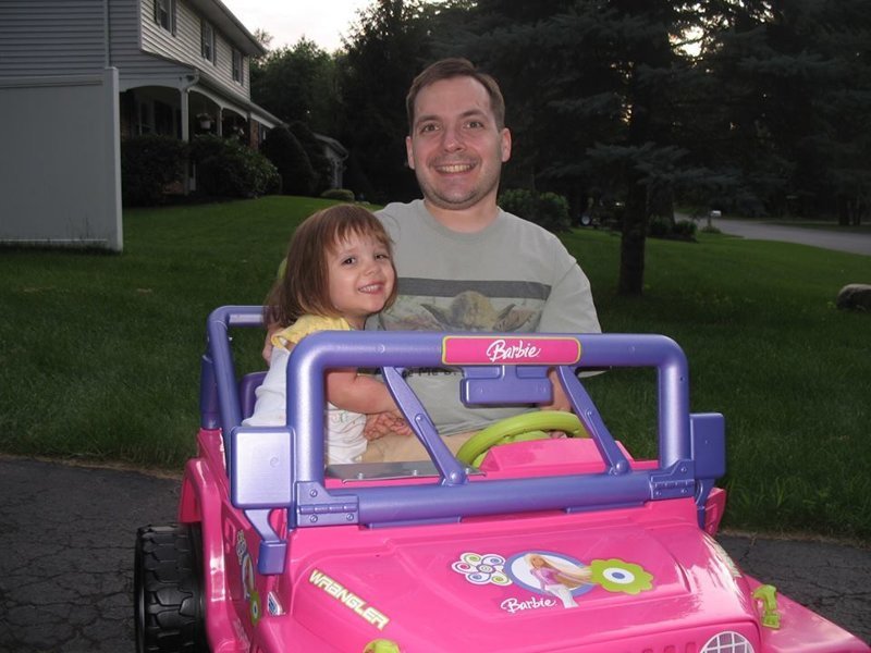 7. "Один из плюсов маленького роста в том, что ты всегда можешь подвезти свою дочь на ее Барби-мобиле, если она вдруг слегка перебрала"