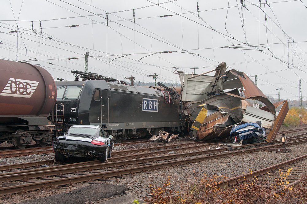 Train wreck. Поездатый поезд. Самые поездатые поезда в мире. Поездато. Порше и поезда.