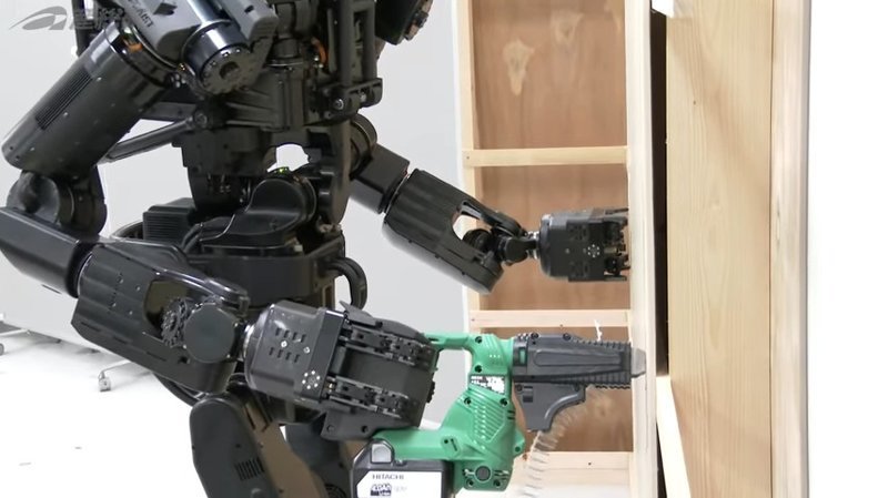 Японцы сконструировали гуманоидного робота-строителя