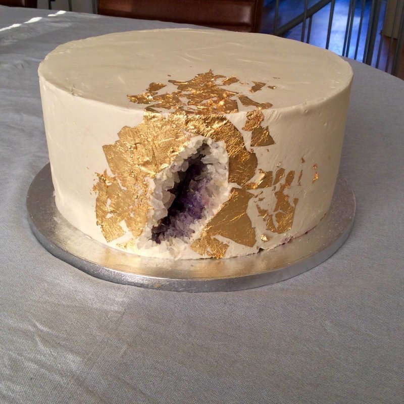 Мать подарила сыну на день рождения торт странной формы
