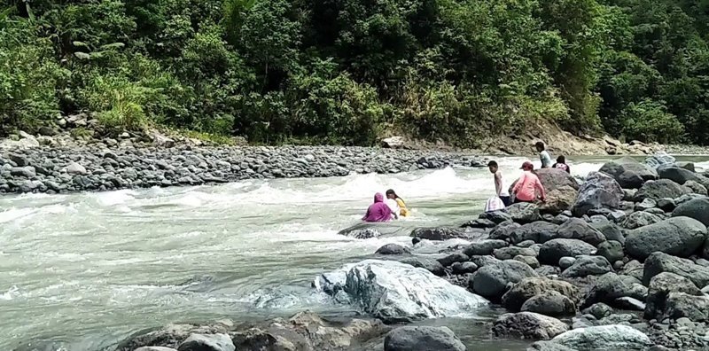 Чтобы добраться до учеников в Либакао, провинция Аклан, Филиппины, учителям приходится перейти 14 порогов с быстрым течением
