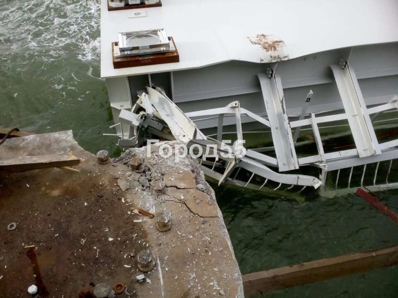 Железнодорожный пролет Крымского моста съехал в воду при монтаже