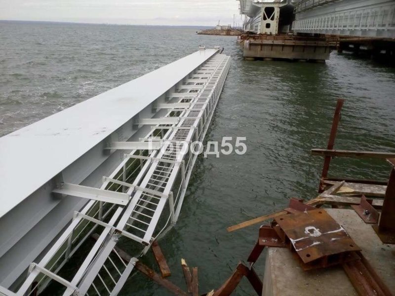 Железнодорожный пролет Крымского моста съехал в воду при монтаже