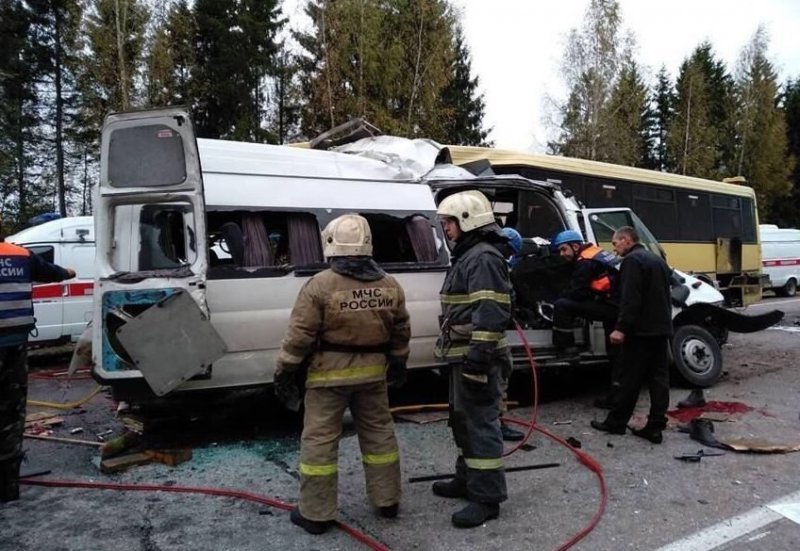 Автобус и маршрутка столкнулись под Тверью: погибли 13 человек