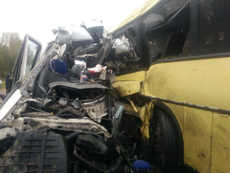 Автобус и маршрутка столкнулись под Тверью: погибли 13 человек
