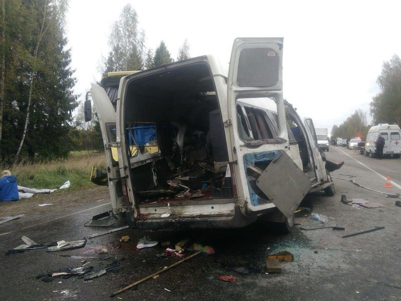 Автобус и маршрутка столкнулись под Тверью: погибли 13 человек