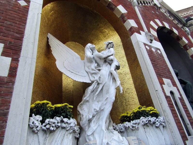 Траурное искусство Милана. Сколько стоят места и услуги на Монументальном кладбище