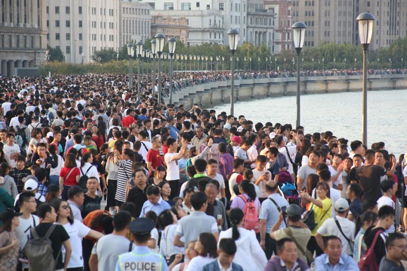 Этот перекресток располагается у набережной Вайтань, участке улицы Сунь Ятсена в Шанхае - в дни национального праздника на набережной собирается больше всего местных жителей и туристов.