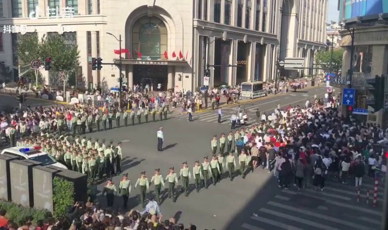 Как выглядит "живая китайская стена" для регулировки движения в Шанхае