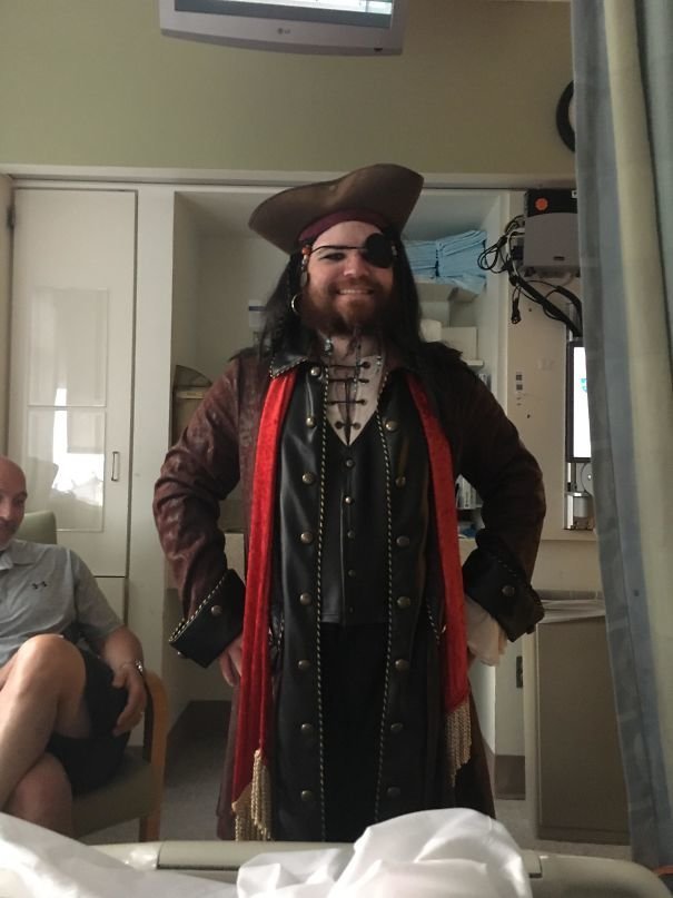 2. "Мне ампутировали ногу, и мой брат пришел навестить меня в костюме пирата"