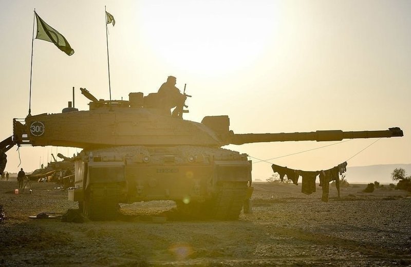 На фото: войска сушат свою одежду на пушке боевого танка Челленджер 2 в пустыне Омана