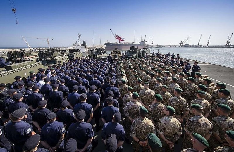 На фото: Министр вооруженных сил Великобритании Марк Ланкастер выступает с речью на палубе HMS Albion, порт Дукм, Оман