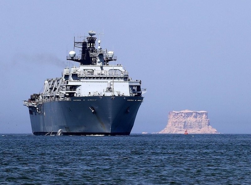 На фото: десантно-вертолетный корабль-док HMS Albion в порту Дукм