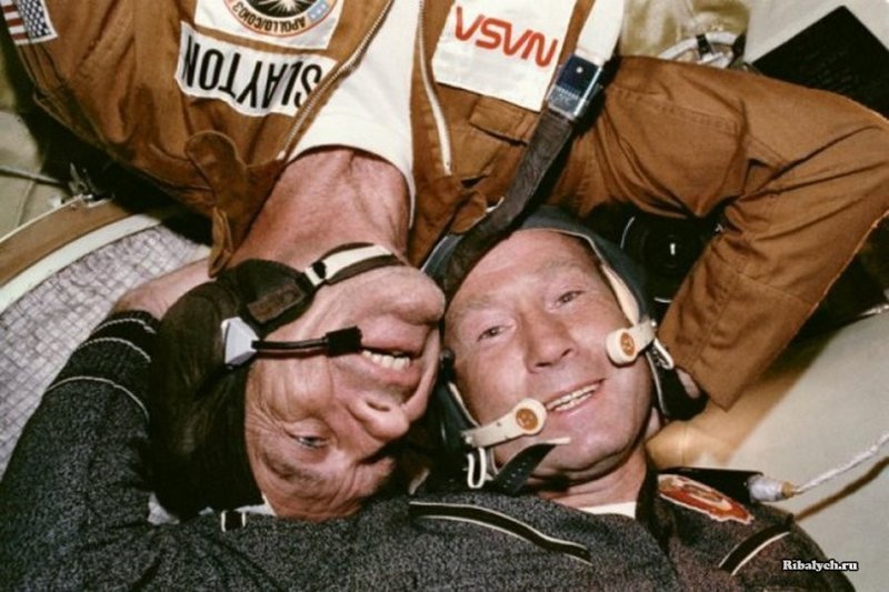 Астронавт Дональд Слейтон и космонавт Алексей Леонов запечатлены в невесомости во время американо-советской космической миссии «Союз — Аполлон» 17–19 июля 1975 года. Один из примеров сотрудничества стран на фоне холодной войны. 