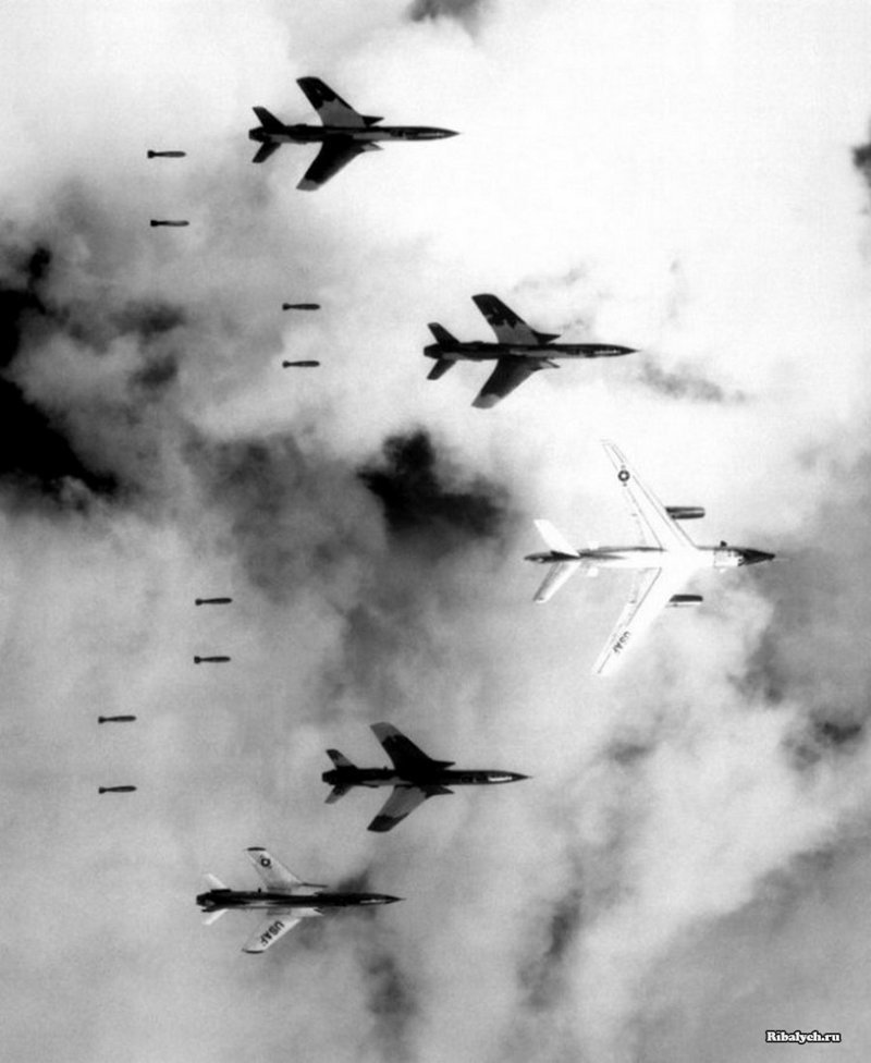 B-66 и четыре F-105 Thunderchiefs сбрасывают бомбы на цели над Северным Вьетнамом 14 июня 1966 года