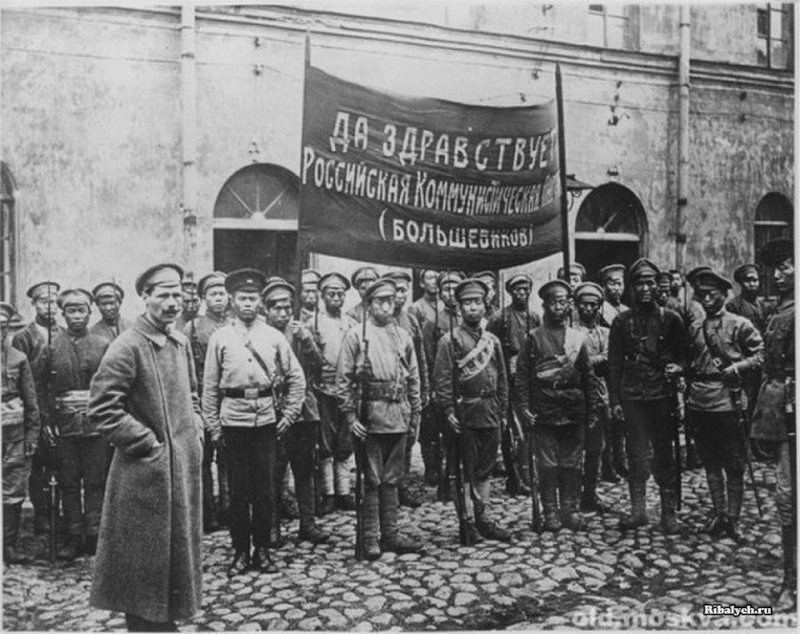 Китайцы из национальных частей охраняют Смольный, Петроград, Гражданская война в России, 1918 год 