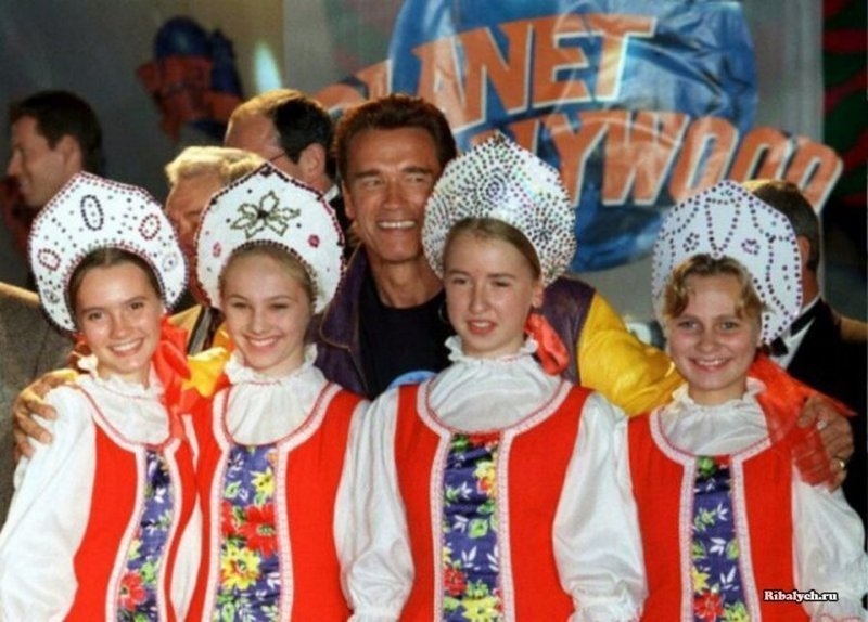 Арнольд Шварценеггер на открытии ресторана «Планета Голливуд» в Москве, 1996 год. 