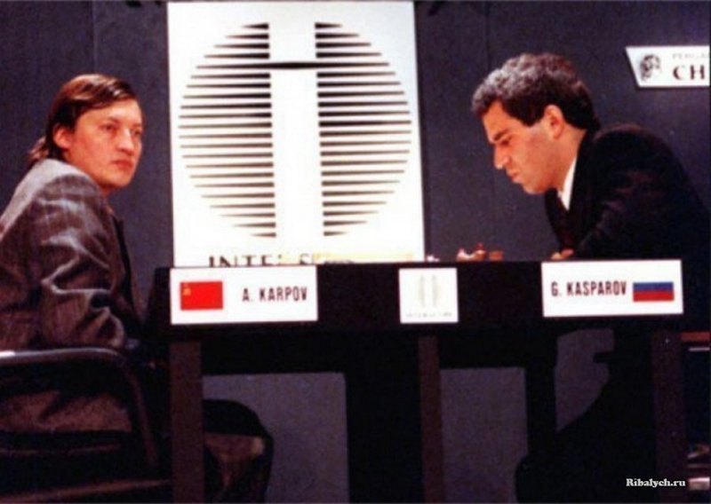 Каспаров и Карпов играют под разными флагами на чемпионате мира в Нью-Йорке, США, 1990 год