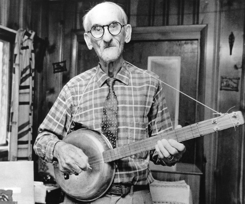 90–летний мистер Фрэнк Фосс из Санкт–Петербурга, штат Флорида, США со своим банджо, сделанным из сковородки и прочих подручных материалов 2–го июля 1972 года.