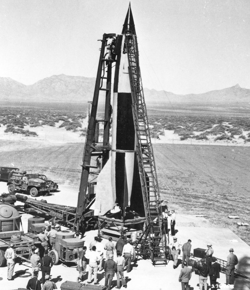 Немецкая баллистическая ракета «Фау-2», захваченная американцами в Германии перед испытательным пуском на полигоне Уайт-Сэндс. Штат Нью-Мексико. США. 10 мая 1946 года.
