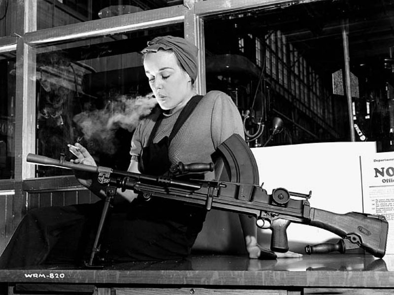 Вероника Фостер, служащая компании John Inglis Co. Ltd., известная под именем «Ronnie, Bren Gun Girl», позирует с готовым Bren Mk1 на заводе John Bond в Торонто, Канада, 1941 год.