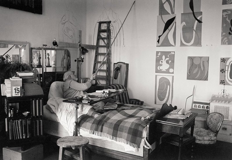 Художник Анри Матисс, пишет на стену рядом с его кроватью, за несколько месяцев до своей смерти в 1954 году. Фотограф: Уолтер Карон.