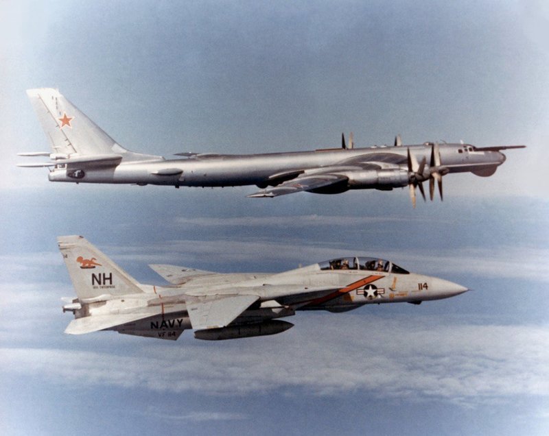 Самолет США Grumman F-14A истребительной эскадрильи VF-114 Аардваркс сопровождает советский самолет Ту-95РТ в нейтральных водах. Тихий океан. 1983 год.