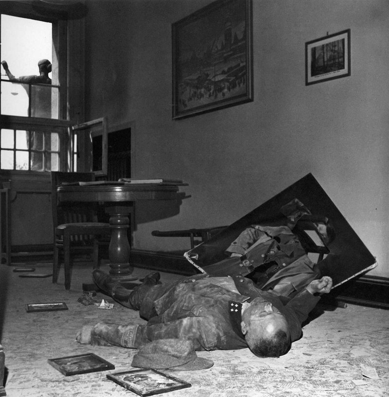 Командир батальона Фольксштурма покончивший с собой в ратуше Лейпцига, Германия.18 апреля 1945 года.
