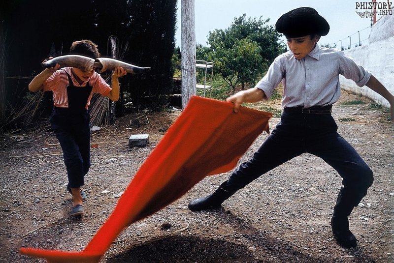 Дети играют в корриду. Прованс. Пятая французская республика. 1959 год.