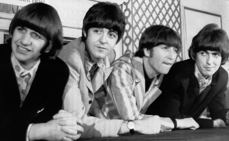 Гитарист The Beatles Джордж Харрисон скончался в 2001 году в возрасте 58 лет от рака лёгких и рака мозга. Джон Леннон был застрелен фанатом-битломаном в 1980 году, в возрасте 40 лет.
