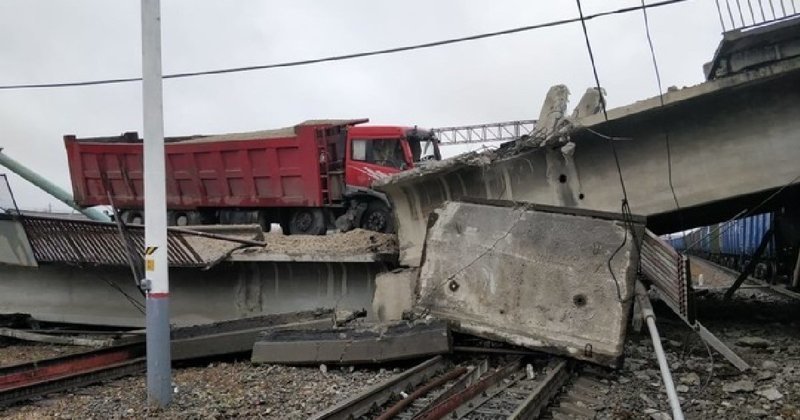 В Приамурье на железнодорожные пути рухнул мост с грузовиком 