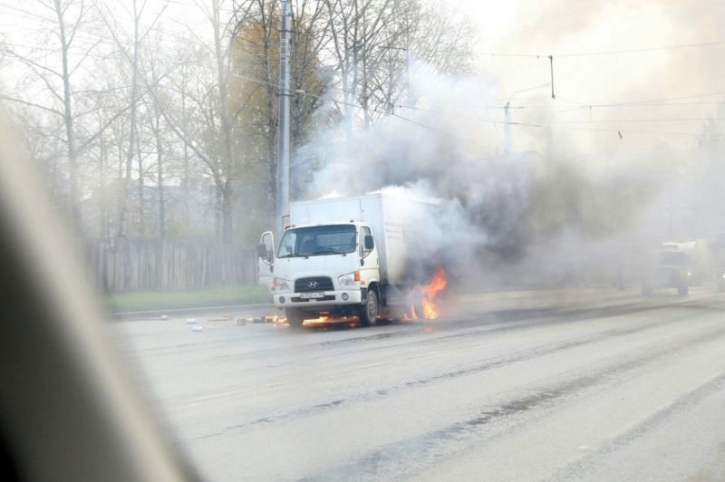 В Вологде на ходу загорелся небольшой грузовой автомобиль