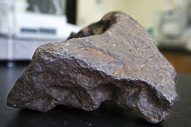 Булыжник, которым 30 лет подпирали дверь, оказался не камнем, а очень даже метеоритом