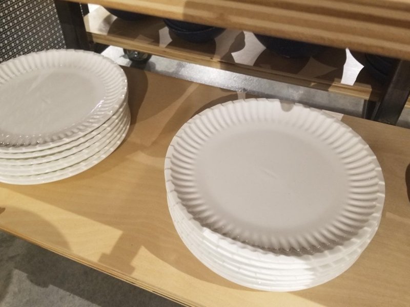 10. И ещё одна находка для любителей есть из одноразовой посуды. Эти керамические тарелки имитируют бумажные