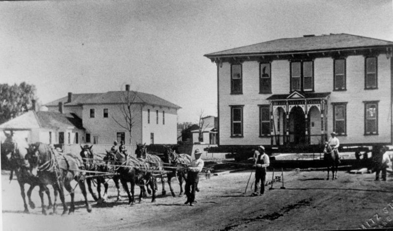 Как в 19-ом веке передвигали здания с помощью лошадей
