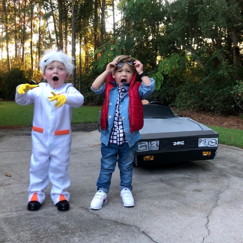 В этом году жительница Флориды нарядила сыновей в костюмы персонажей "Назад в будущее" 1985 года