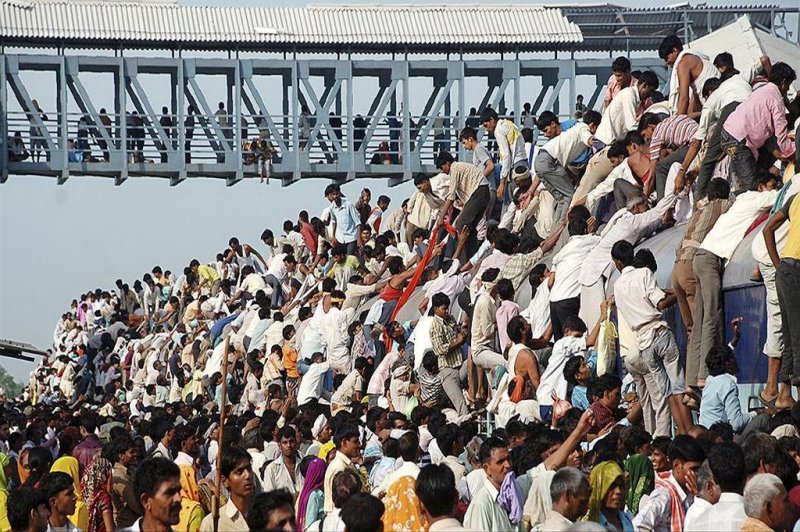 Нет, это не зомби-апокалипсис! Это люди в Индии едут на работу на электричке