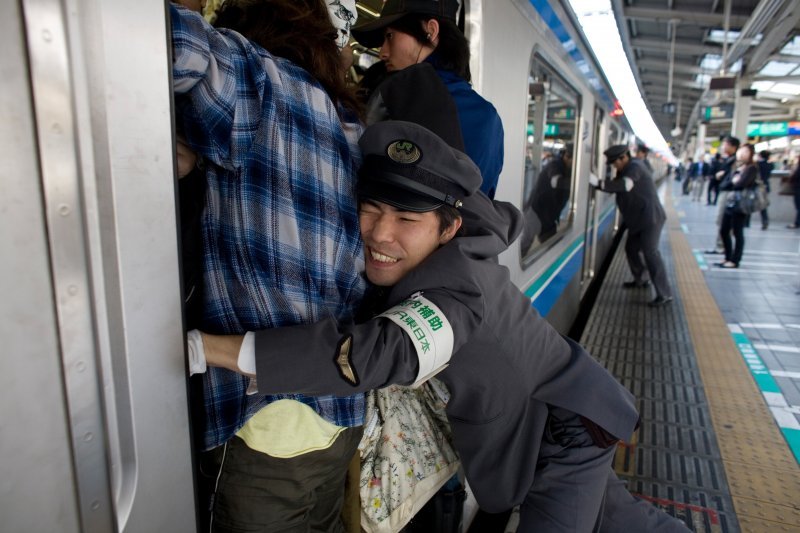 Заталкиватель в токийском метро - веселая профессия, однако!